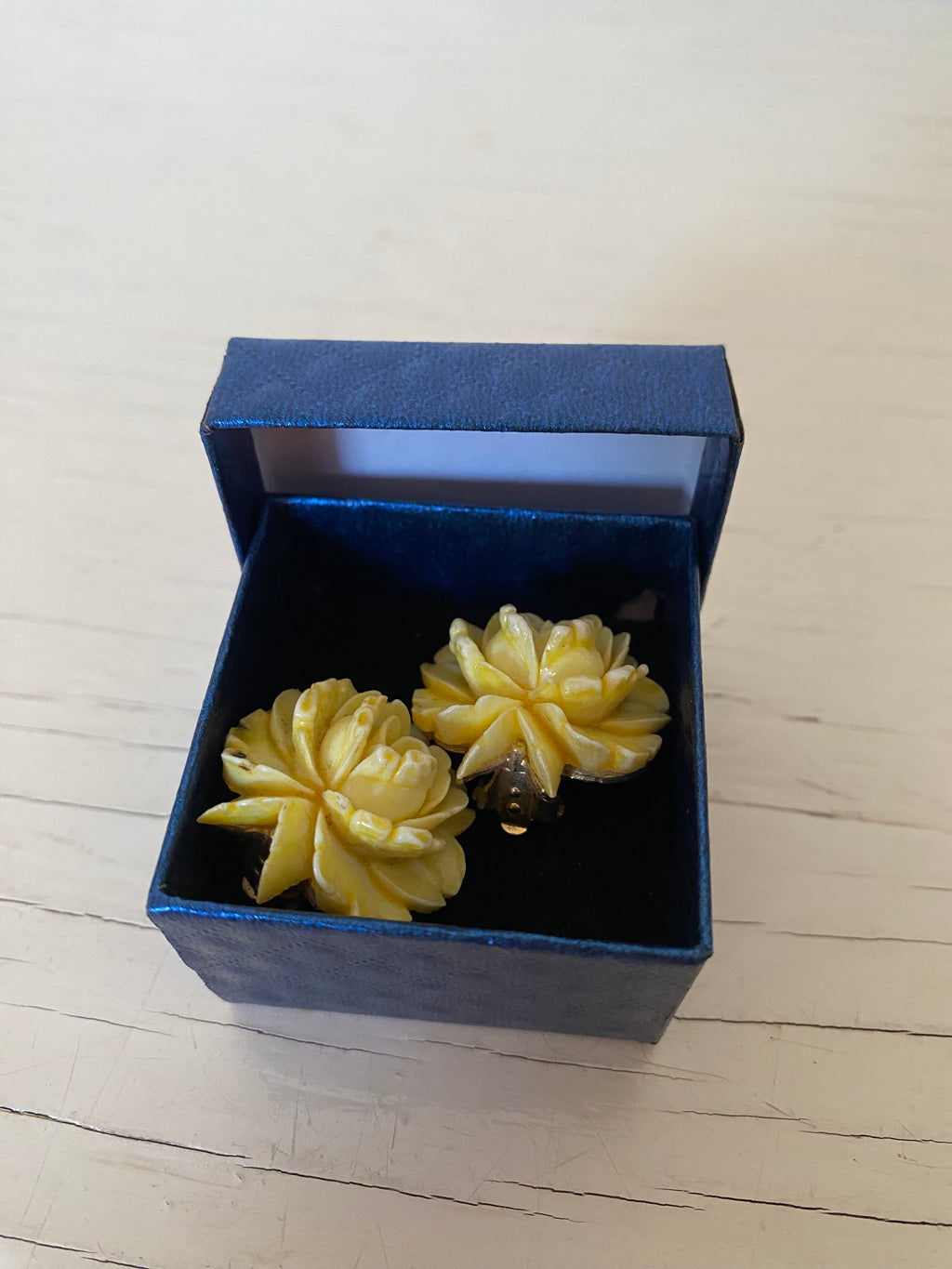 Vintage Cream Flower Earrings