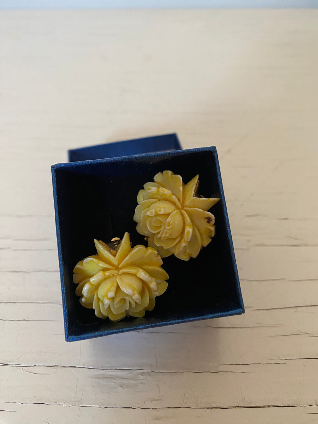 Vintage Cream Flower Earrings
