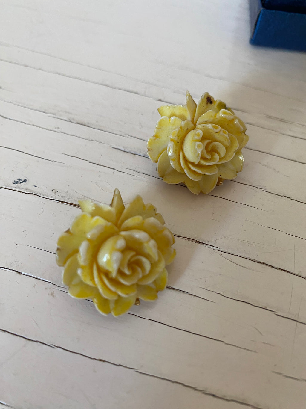 Vintage Cream Flower Earrings