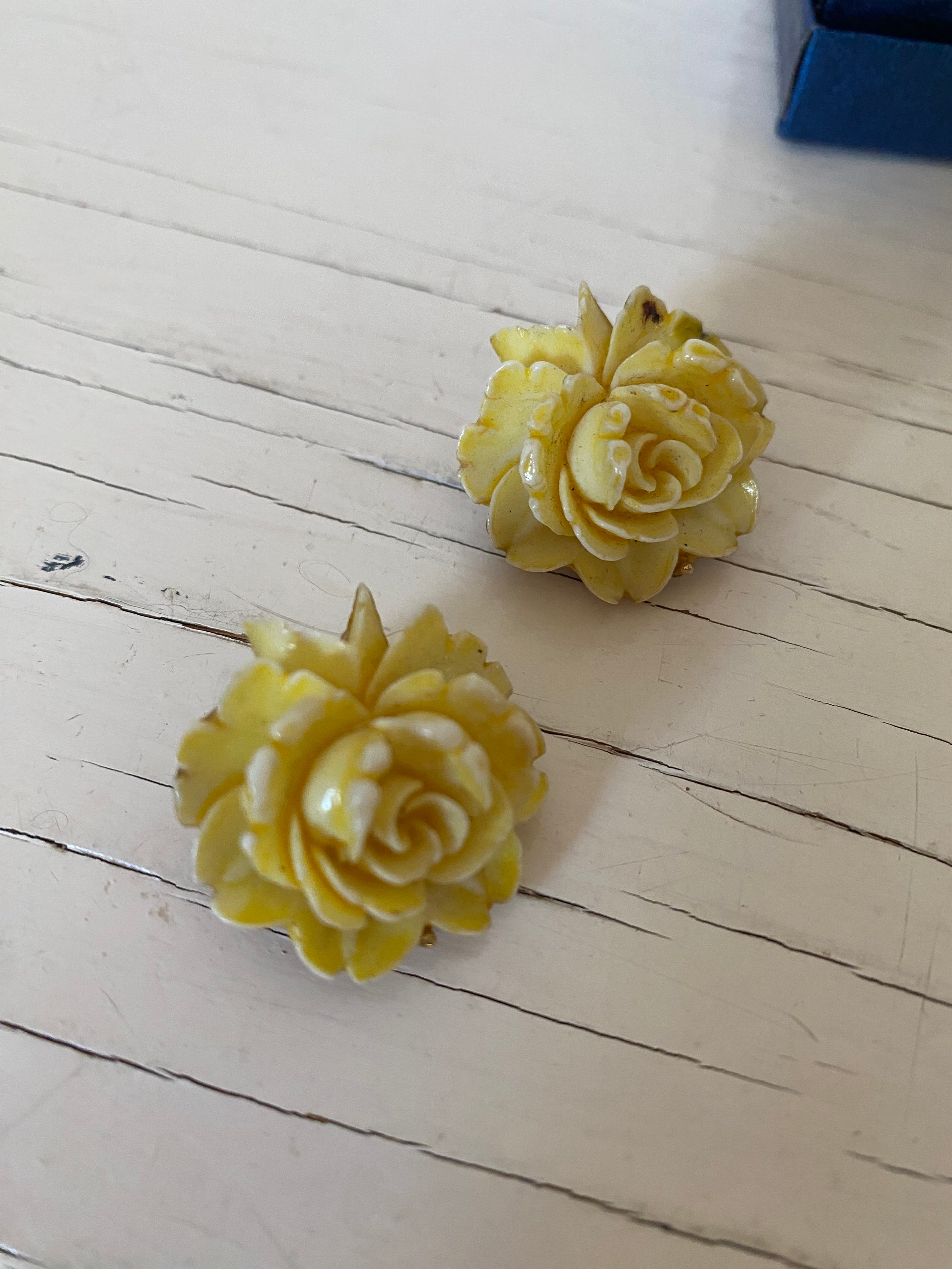 Vintage Cream Flower Earrings