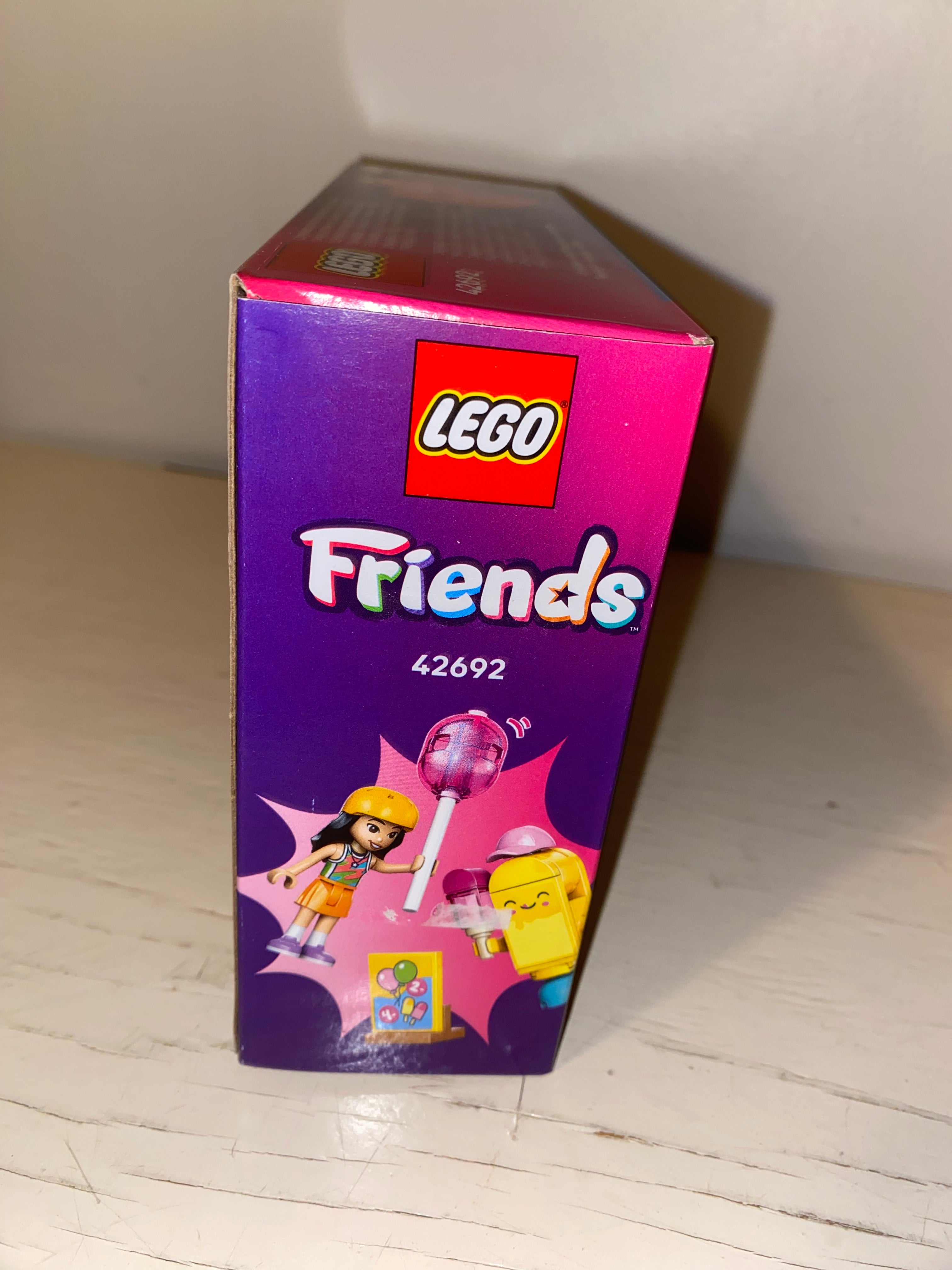 NEW LEGO Friends Ice Cream and Balloon Stand